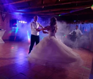 Esküvői-Táncoktatás-Győrben-Premium-Show-Viki-és-Kriszt-tánca